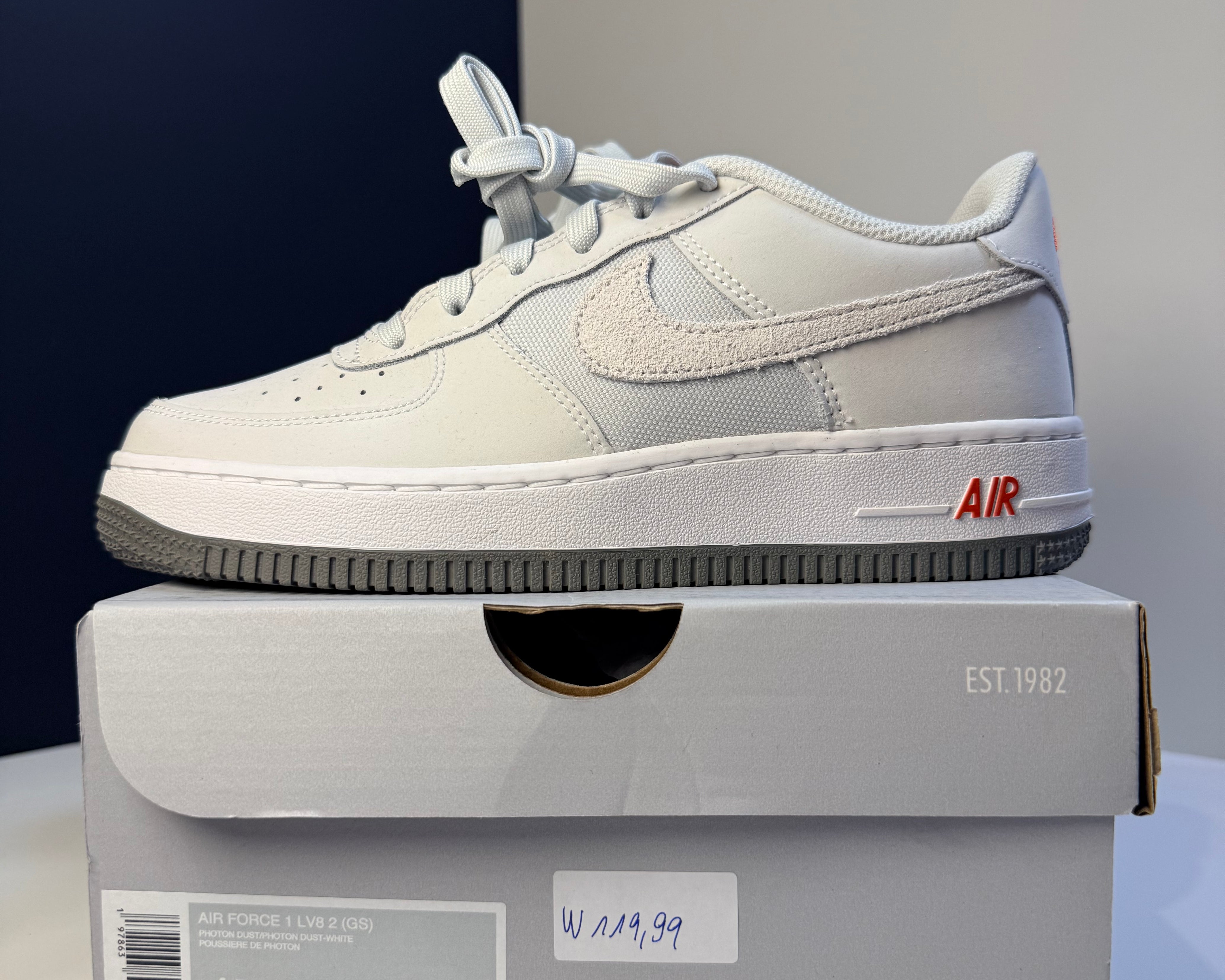 Nike Air Force 1 LV8 - Talla 36 1/2